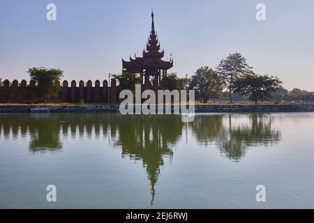 Palastmauern, Graben und Wachturm, Mandalay, Myanmar Stockfoto