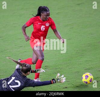 Orlando, Florida, USA . 21. Februar 2021: Kanadas VORGÄNGEDEANNE ROSE (6) trifft beim SheBelieves Cup Argentina gegen Canada Spiel im Exploria Stadium in Orlando, FL am 21. Februar 2021 auf das Tor gegen Argentiniens Torhüter LAURINA OLIVEROS (12). Quelle: Cory Knowlton/ZUMA Wire/Alamy Live News Stockfoto