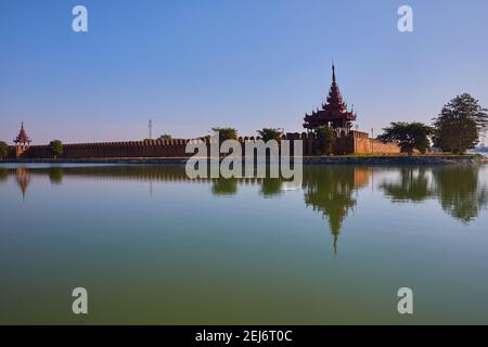 Palastmauern, Graben und Wachturm, Mandalay, Myanmar Stockfoto