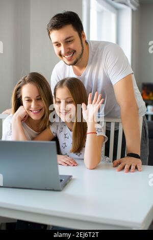 Vertikales Foto einer glücklichen Familie während eines Online-Videoanrufs. Kommunikation mit Verwandten über das Internet. Stockfoto
