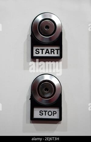 Nahaufnahme des Start- und Stopp-Knopfes auf einem Bedienelement Panel in einer Branche Stockfoto