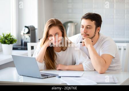 Ein Paar während einer Online-Beratung mit einem Familienpsychologen. Remote-Work-Konzept. Das Problem der familiären Beziehungen. Stockfoto