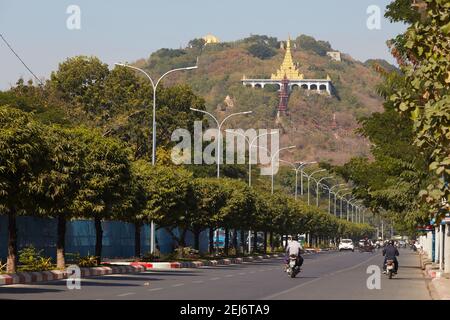 Mandalay Hill, Mandalay, Myanmar. Die Su Taung Pyae Pagode ist auf der Spitze mit dem Shweyattaw Buddha Pavillon auf halber Höhe zu sehen. Stockfoto