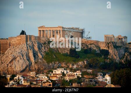 Die Akropolis befindet sich auf einem flachen Felsen, der sich erhebt 150 m über dem Meeresspiegel in der Stadt Athen Stockfoto