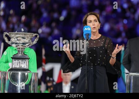 Melbourne, Victoria, Australien. Februar 2021, 21st. Jayne Hrdlicka, die Präsidentin von Tennis Australia, erhält Buhrufe und Zwischenrufe vom Publikum, nachdem sie sich auf Impfungen und die viktorianische Regierung bezogen hat, während sie bei der Trophäenübergabe der Herren-Einzel-Meisterschaft in Melbourne, Victoria, Australien, spricht. Sydney Low/Cal Sport Media. Kredit: csm/Alamy Live Nachrichten Stockfoto