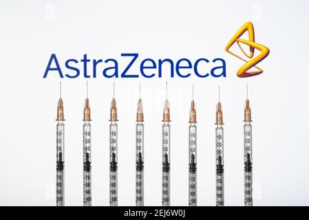 Izmir, Türkei - Februar 21 2021: Coronavirus-Impfstoff-Konzept und Hintergrund. Impfstoffspritzen von AstraZeneca auf weißem Hintergrund isoliert. Covid-19, 201 Stockfoto