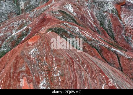 Wunderschöne gestreifte rote Berge im Winter Stockfoto