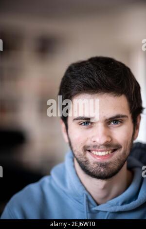 Düsseldorf, Deutschland. Februar 2021, 19th. Student und Bestseller-Autor Tim Nießner sitzt in seinem Wohnzimmer. Nießner aus Haan bei Düsseldorf hat systematisch die Strategien der besten Studierenden Deutschlands erforscht. In seinem neuen Buch 'der Zeugnisretter' hat er viele Tipps für schlechte Schüler. (To dpa 'Operation Zeugnisrettung: Wie schlechte Schüler die Kurse kriegen') Quelle: Fabian Strauch/dpa/Alamy Live News Stockfoto