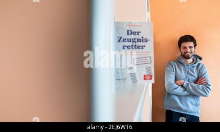 Düsseldorf, Deutschland. Februar 2021, 19th. Student und Bestseller-Autor Tim Nießner steht neben einem Bücherregal. Nießner aus Haan bei Düsseldorf hat systematisch die Strategien der besten Studierenden Deutschlands erforscht. In seinem neuen Buch 'der Zeugnisretter' hat er viele Tipps für schlechte Schüler. (To dpa 'Operation Zeugnisrettung: Wie schlechte Schüler die Kurse kriegen') Quelle: Fabian Strauch/dpa/Alamy Live News Stockfoto