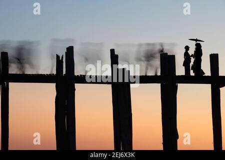 U Bein Brücke, Amarapura, in der Nähe von Mandalay, Myanmar Stockfoto