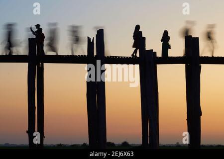 U Bein Brücke, Amarapura, in der Nähe von Mandalay, Myanmar Stockfoto