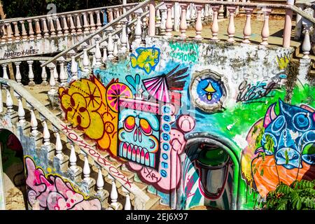 Die Ruinen eines gemunkelt Resort, Hotel oder Haus bieten eine Leinwand für künstlerische Graffiti Handarbeit im Dschungel bei Jaco, Costa Rica. Stockfoto