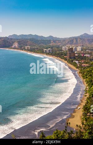 Der Blick auf Jaco Beach in Jaco, Costa Rica. Die Pazifikseite von Costa Rica ist der Schauplatz für viele dramatische Aussichtspunkte. Stockfoto