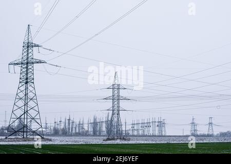 Übertragung von großen Mengen an Strom. Türme von Hochspannungskabeln. Stockfoto