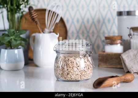 Lagerung von Großprodukten und Getreide in Glasgefäßen. Konzept Zero Waste. Stockfoto