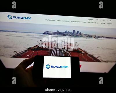 Person mit Smartphone mit Logo der belgischen Reederei Euronav NV auf dem Bildschirm vor der Website. Konzentrieren Sie sich auf die Telefonanzeige. Nicht modifiziertes Foto. Stockfoto