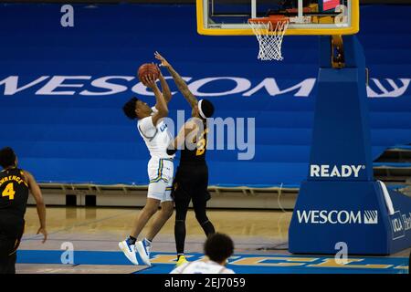 UCLA Bruins Wache Jaylen Clark (0) schießt den Ball während eines NCAA Basketballspiels gegen die Arizona State Sun Devils, Samstag, 20. Februar 2021, in Lo Stockfoto