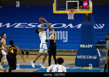 UCLA Bruins Wache Jaylen Clark (0) schießt den Ball während eines NCAA Basketballspiels gegen die Arizona State Sun Devils, Samstag, 20. Februar 2021, in Lo Stockfoto