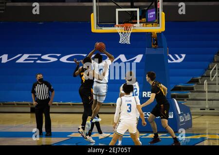 UCLA Bruins Wache Jaylen Clark (0) schießt den Ball während eines NCAA Basketballspiels gegen die Arizona State Sun Devils, Samstag, 20. Februar 2021, in Lo Stockfoto