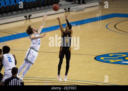 Arizona State Sun Devils Wache Alonzo Verge Jr. (11) schießt den Ball während der ersten Hälfte eines NCAA-Basketballspiels gegen die UCLA Bruins, Saturda Stockfoto