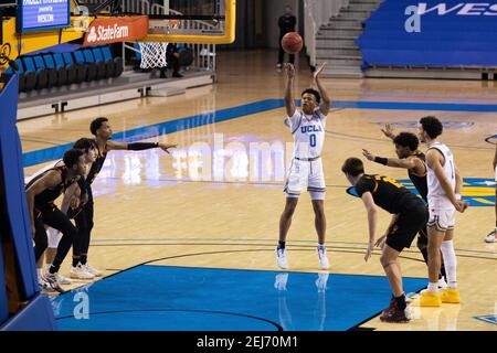 UCLA Bruins Wache Jaylen Clark (0) schießt ein Spiel gewinnen Freiwurf während eines NCAA Basketball-Spiel gegen die Arizona State Sun Devils, Samstag, Februar Stockfoto