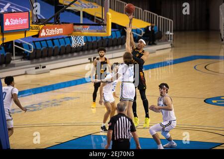 Arizona State Sun Devils Forward Jalen Graham (24) schießt den Ball über UCLA Bruins Forward Mac Etienne (12) während eines NCAA-Basketballspiels, Samstag, Stockfoto