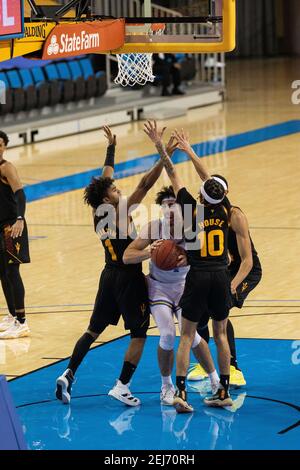 UCLA Bruins Wache Jaime Jaquez Jr. (4) fährt in Richtung des Korbes während eines NCAA Basketballspiels gegen die Arizona State Sun Devils, Samstag, 2. Februar Stockfoto