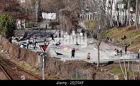 Berlin, Deutschland. Februar 2021, 21st. Die Berliner ziehen sich in die Natur und genießen die ersten frühlingshaften Temperaturen bei strahlendem Sonnenschein. Skater in der Warschauer Straße aufgenommen am 21.02.2021 in Berlin Friedrichshain. © VON XAMAX Credit: XAMAX/dpa/Alamy Live News Stockfoto