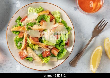 Caesar Salat, Top flach Lay Shot mit Wein und Zitronen Stockfoto