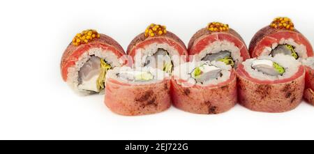 Sushi-Rolle mit Thunfisch Tataki mit französischem Senf auf einem weißen Teller, Zutaten gebratener Thunfisch, Seebarsch, Eisbergsalat, Frischkäse, Französischer Senf, schwarzer Pfeffer, Reis, Nori. Für die Speisekarte des Restaurants Stockfoto