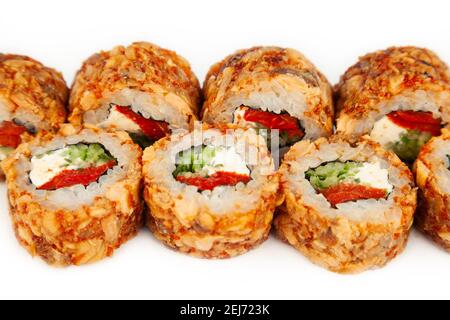Sushi-Rolle mit gebratenem Lachs in Teriyaki-Sauce auf weißem Teller, Zutaten gebratener Lachs, Frischkäse, Gurke, gebackener Pfeffer, Fliegender Fischrogen, würzige Sauce, Reis, Nori. Für die Speisekarte des Restaurants Stockfoto