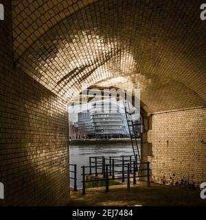 Der Blick auf das City Hall in London von der anderen Seite der themse. Stockfoto