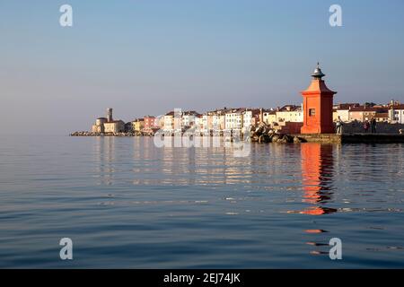 Malerische Altstadt Piran an der slowenischen adriaküste, Blick vom Meer aus vom Kajak, Slowenien, Europa Stockfoto