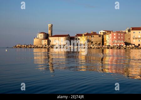 Malerische Altstadt Piran an der slowenischen adriaküste, Blick vom Meer aus vom Kajak, Slowenien, Europa Stockfoto