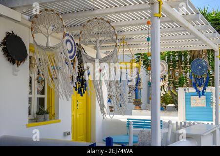 Griechenland - 25. September 2020: Shop mit Souvenirs auf der Straße in Chora Stadt in Folegandros Insel, Griechenland. Stockfoto