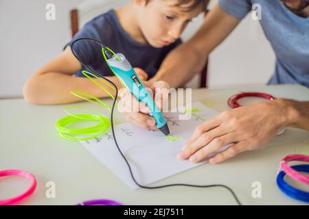 Junge und sein Vater mit 3D Druck Zeichenstift. Kreatives, Freizeit-, Technologie-Bildungskonzept Stockfoto