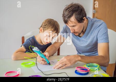 Junge und sein Vater mit 3D Druck Zeichenstift. Kreatives, Freizeit-, Technologie-Bildungskonzept Stockfoto