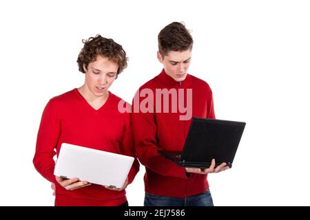 Studieren und Arbeiten. Zwei junge attraktive Studenten mit Laptops. Stockfoto