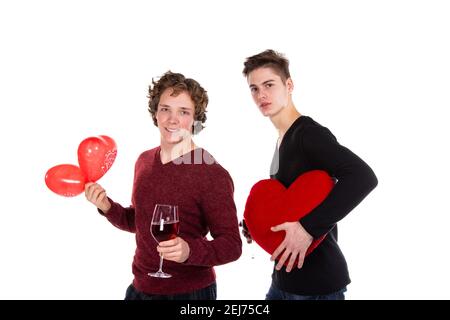 Feiertage und Wochenenden. Junges attraktives Paar trinkt Rotwein. Weißer Hintergrund. Stockfoto