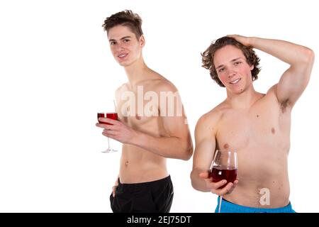 Feiertage und Wochenenden. Junges attraktives Paar trinkt Rotwein. Weißer Hintergrund. Stockfoto