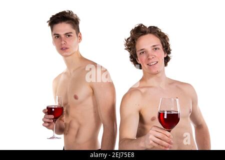 Feiertage und Wochenenden. Junges attraktives Paar trinkt Rotwein. Weißer Hintergrund. Stockfoto