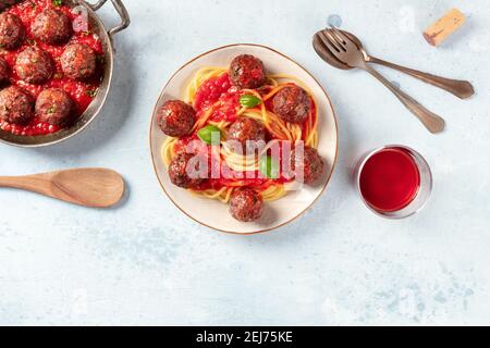 Fleischbällchen, von oben mit einem Platz für Text geschossen. Fleischbällchen mit Spaghetti und Wein Stockfoto