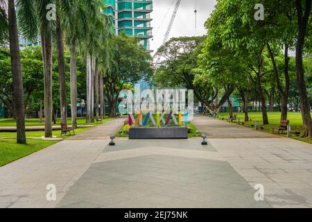 Makati, Philippinen - 2018. August: Make IT Happen, Make IT Makati-Schild an den Ayala Triangle Gardens Stockfoto