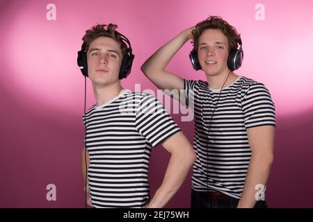 Zwei junge attraktive Studenten hören Musik. Stockfoto