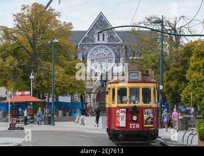 Christchurch, Neuseeland. Februar 2021, 22nd. Eine Straßenbahn für den Touristenservice fährt am Ort des Wiederauffüllungsprojekts der Christchurch Cathedral in Christchurch, Neuseeland, am 22. Februar 2021 vorbei. Die Christchurch Cathedral, ein Wahrzeichen der südneuseeländischen Stadt Christchurch, wurde während eines Erdbebens, das die Stadt Ende Dezember 2011 erschütterte, schwer beschädigt. Der Wiederaufbau dauert fast zehn Jahre an, bevor der Großteil der Struktur wieder hergestellt wird. Kredit: Guo Lei/Xinhua/Alamy Live Nachrichten Stockfoto