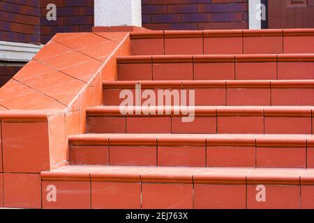 Stufen aus braunen Klinkerfliesen. Cottage Veranda Stockfoto