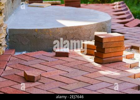 Braune Klinker Pflastersteine für die Verlegung von Wegen im Garten. Deutscher Backstein Stockfoto