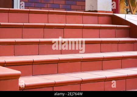 Stufen aus braunen Klinkerfliesen. Cottage Veranda Stockfoto