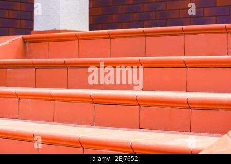 Stufen aus braunen Klinkerfliesen. Cottage Veranda Stockfoto