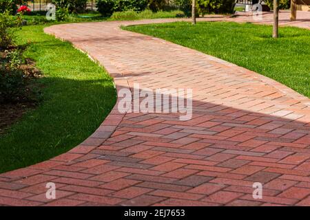 Braune Klinker Pflastersteine für die Verlegung von Wegen im Garten. Deutscher Backstein Stockfoto